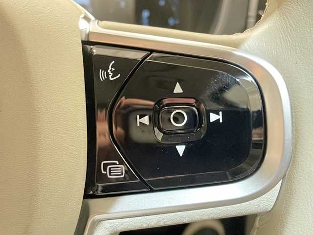 ボルボ ＸＣ６０ D4 AWD インスクリプション 新潟県 2018(平30)年 3.7万km オニキスブラックP パノラミックスライディングルーフ/harman/kardon/インテリセーフ/純正HDDナビ/(CD/DVD/Bluetooth/USB/フルセグTV)/AppleCarPlay/AndroidAuto/360度カメラ/ETC/ドライブレコーダー/アダプティブクルーズコントロール/ブラインドスポットアシスト/プリクラッシュブレーキ/レーンキープアシスト/シートベンチレーション/シートヒーター/ステアリングヒーター/メモリ付きパワーシート/パワーバックドア/純正19インチアルミホイール/LEDヘッドライト