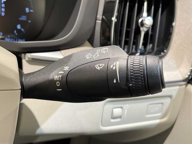 ボルボ ＸＣ６０ D4 AWD インスクリプション 新潟県 2018(平30)年 3.7万km オニキスブラックP パノラミックスライディングルーフ/harman/kardon/インテリセーフ/純正HDDナビ/(CD/DVD/Bluetooth/USB/フルセグTV)/AppleCarPlay/AndroidAuto/360度カメラ/ETC/ドライブレコーダー/アダプティブクルーズコントロール/ブラインドスポットアシスト/プリクラッシュブレーキ/レーンキープアシスト/シートベンチレーション/シートヒーター/ステアリングヒーター/メモリ付きパワーシート/パワーバックドア/純正19インチアルミホイール/LEDヘッドライト