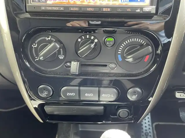 スズキ ジムニー ランドベンチャー 東京都 2018(平30)年 2.1万km クールカーキPM ４WD/純正メモリ-ナビ(CN-E204Z)/CD/FM・AM/AUX/SD//ワンセグTV/バックカメラ/社外フロントカメラ/ETC/ドライブレコーダー前後/レザーシート/シートヒーター/３インチリフトアップ（タニグチ）/社外ヒッチメンバー(SOREX）/LEDヘッドライト/ヘッドライトレベライザー/ドアバイザー/純正フロアマット/スペアキー/純正１６インチAW/オープンカントリーR/Tオフロードタイヤ/保証書/取扱説明書