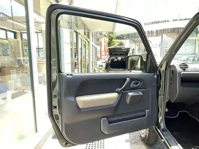 スズキ ジムニー ランドベンチャー 東京都 2018(平30)年 2.1万km クールカーキPM ４WD/純正メモリ-ナビ(CN-E204Z)/CD/FM・AM/AUX/SD//ワンセグTV/バックカメラ/社外フロントカメラ/ETC/ドライブレコーダー前後/レザーシート/シートヒーター/３インチリフトアップ（タニグチ）/社外ヒッチメンバー(SOREX）/LEDヘッドライト/ヘッドライトレベライザー/ドアバイザー/純正フロアマット/スペアキー/純正１６インチAW/オープンカントリーR/Tオフロードタイヤ/保証書/取扱説明書