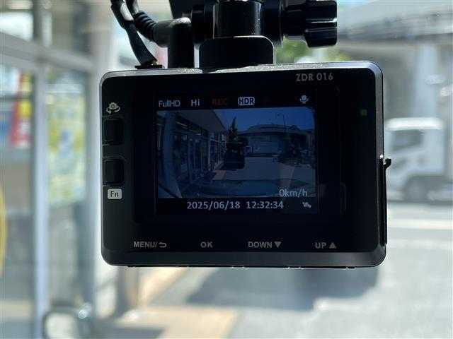 スズキ ジムニー ランドベンチャー 東京都 2018(平30)年 2.1万km クールカーキPM ４WD/純正メモリ-ナビ(CN-E204Z)/CD/FM・AM/AUX/SD//ワンセグTV/バックカメラ/社外フロントカメラ/ETC/ドライブレコーダー前後/レザーシート/シートヒーター/３インチリフトアップ（タニグチ）/社外ヒッチメンバー(SOREX）/LEDヘッドライト/ヘッドライトレベライザー/ドアバイザー/純正フロアマット/スペアキー/純正１６インチAW/オープンカントリーR/Tオフロードタイヤ/保証書/取扱説明書