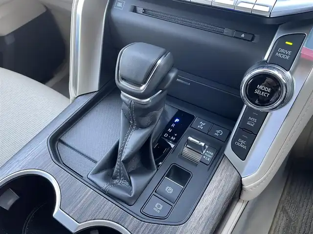 トヨタ ランドクルーザー ZX 道央・札幌 2023(令5)年 0.8万km プレシャスホワイトパール 【グレード：ZXガソリン7人乗 4WD】/モデリスタエアロ/サンルーフ/JBLサウンド/リアエンターテイメント/ヘッドレストモニター/フルレザーシート/（前シート/2列目シートヒーター&ベンチレーター）/Tコネクトナビ/（BlueTooth フルセグTV DVD CD USB入力）/パノラミックビューモニター/（フロント/サイド/バックカメラ）/センター/リアデフロック/トヨタセーフティセンス/クリアランスソナー/レーダークルコン/BSM/コンソールクーラーBOX