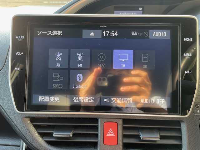 トヨタ ヴォクシー ハイブリッド ZS 煌Ⅲ 愛知県 2021(令3)年 3万km イナズマスパーキングブラックガラスフレーク ワンオーナー/10インチナビ　(BT/AM/FM/フルセグ/CD/DVD)/純正フリップダウンモニター/クリアランスソナー/クルーズコントロール/前後ドライブレコーダー/バックカメラ/ETCビルトイン/両側パワースライドドア/シートヒーター/USB入力端子/ABS/横滑り防止装置/レーンキープアシスト/盗難防止装置/衝突被害軽減システム/オートライト/オートマチックハイビーム/純正アルミホイール/純正フロアマット/電動格納式ミラー/フォグランプ/ドアバイザー/プッシュスタート/スマートキー/パワーウィンドウ/パワーステアリング/保証書/取扱説明書