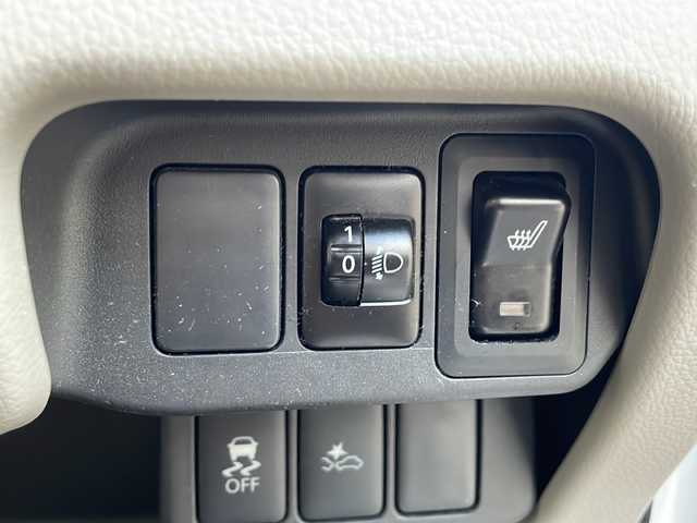 三菱 ｅＫワゴン M e－アシスト 福岡県 2016(平28)年 6.3万km ホワイト 純正オーディオ（AM/FM/CD/USB/AUX）/ドライブレコーダー（前方・品番ZDR0-022)/D席シートヒーター/アイドリングストップ/横滑り防止装置/リモコンキー/ハロゲンヘッドライト/電動格納ミラー/フロアマット/ドアバイザー/エアバッグ（運転席・助手席）/パワーステアリング/パワーウィンドウ/オートエアコン/ABS/ホイールキャップ/保証書/取扱説明書