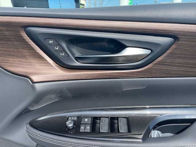 トヨタ クラウン Z 三重県 2024(令6)年 0.9万km プレシャスホワイトパール メーカーオプション/・パノラマルーフ/セーフティセンス/・プリクラッシュセーフティ/・緊急時操舵支援/・フロントクロストラフィックアラート/・レーンチェンジアシスト/・レーントレーシングアシスト/・レーンディパーチャーアラート/・レーダークルーズコントロール/・アダプティブハイビームシステム/・ロードサインアシスト/・ドライバー異常時対応システム/・プロアクティブドライビングアシスト/・発進遅れ告知機能/パーキングサポートブレーキ/ブラインドスポットモニター/安心降車アシスト/プレミアムサウンドシステム/純正ディスプレイオーディオプラス/【ナビ/フルセグTV/Bluetooth/USB/Miracast】/パノラミックビューモニター/ビルトインETC2.0/前後ドライブレコーダー/デジタルインナーミラー/HUD/パドルシフト/おくだけ充電/電動リアサンシェード/レザーシート/全席パワーシート/全席ベンチレーション付シートヒーター/ステアリングヒーター/オートライト/4眼LEDヘッドランプ/235/55R19インチ純正AW/プッシュスタート/スマートキー/純正フロアマット