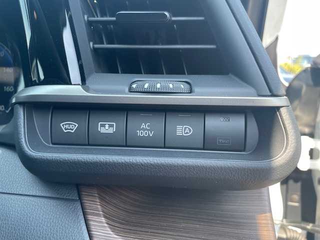 トヨタ クラウン Z 三重県 2024(令6)年 0.9万km プレシャスホワイトパール メーカーオプション/・パノラマルーフ/セーフティセンス/・プリクラッシュセーフティ/・緊急時操舵支援/・フロントクロストラフィックアラート/・レーンチェンジアシスト/・レーントレーシングアシスト/・レーンディパーチャーアラート/・レーダークルーズコントロール/・アダプティブハイビームシステム/・ロードサインアシスト/・ドライバー異常時対応システム/・プロアクティブドライビングアシスト/・発進遅れ告知機能/パーキングサポートブレーキ/ブラインドスポットモニター/安心降車アシスト/プレミアムサウンドシステム/純正ディスプレイオーディオプラス/【ナビ/フルセグTV/Bluetooth/USB/Miracast】/パノラミックビューモニター/ビルトインETC2.0/前後ドライブレコーダー/デジタルインナーミラー/HUD/パドルシフト/おくだけ充電/電動リアサンシェード/レザーシート/全席パワーシート/全席ベンチレーション付シートヒーター/ステアリングヒーター/オートライト/4眼LEDヘッドランプ/235/55R19インチ純正AW/プッシュスタート/スマートキー/純正フロアマット