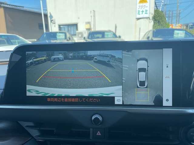 トヨタ クラウン Z 三重県 2024(令6)年 0.9万km プレシャスホワイトパール メーカーオプション/・パノラマルーフ/セーフティセンス/・プリクラッシュセーフティ/・緊急時操舵支援/・フロントクロストラフィックアラート/・レーンチェンジアシスト/・レーントレーシングアシスト/・レーンディパーチャーアラート/・レーダークルーズコントロール/・アダプティブハイビームシステム/・ロードサインアシスト/・ドライバー異常時対応システム/・プロアクティブドライビングアシスト/・発進遅れ告知機能/パーキングサポートブレーキ/ブラインドスポットモニター/安心降車アシスト/プレミアムサウンドシステム/純正ディスプレイオーディオプラス/【ナビ/フルセグTV/Bluetooth/USB/Miracast】/パノラミックビューモニター/ビルトインETC2.0/前後ドライブレコーダー/デジタルインナーミラー/HUD/パドルシフト/おくだけ充電/電動リアサンシェード/レザーシート/全席パワーシート/全席ベンチレーション付シートヒーター/ステアリングヒーター/オートライト/4眼LEDヘッドランプ/235/55R19インチ純正AW/プッシュスタート/スマートキー/純正フロアマット