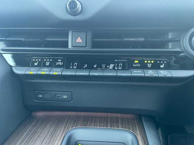 トヨタ クラウン Z 三重県 2024(令6)年 0.9万km プレシャスホワイトパール メーカーオプション/・パノラマルーフ/セーフティセンス/・プリクラッシュセーフティ/・緊急時操舵支援/・フロントクロストラフィックアラート/・レーンチェンジアシスト/・レーントレーシングアシスト/・レーンディパーチャーアラート/・レーダークルーズコントロール/・アダプティブハイビームシステム/・ロードサインアシスト/・ドライバー異常時対応システム/・プロアクティブドライビングアシスト/・発進遅れ告知機能/パーキングサポートブレーキ/ブラインドスポットモニター/安心降車アシスト/プレミアムサウンドシステム/純正ディスプレイオーディオプラス/【ナビ/フルセグTV/Bluetooth/USB/Miracast】/パノラミックビューモニター/ビルトインETC2.0/前後ドライブレコーダー/デジタルインナーミラー/HUD/パドルシフト/おくだけ充電/電動リアサンシェード/レザーシート/全席パワーシート/全席ベンチレーション付シートヒーター/ステアリングヒーター/オートライト/4眼LEDヘッドランプ/235/55R19インチ純正AW/プッシュスタート/スマートキー/純正フロアマット