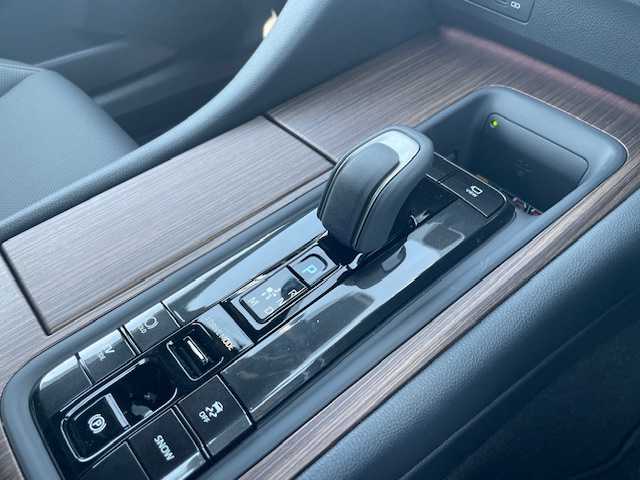 トヨタ クラウン Z 三重県 2024(令6)年 0.9万km プレシャスホワイトパール メーカーオプション/・パノラマルーフ/セーフティセンス/・プリクラッシュセーフティ/・緊急時操舵支援/・フロントクロストラフィックアラート/・レーンチェンジアシスト/・レーントレーシングアシスト/・レーンディパーチャーアラート/・レーダークルーズコントロール/・アダプティブハイビームシステム/・ロードサインアシスト/・ドライバー異常時対応システム/・プロアクティブドライビングアシスト/・発進遅れ告知機能/パーキングサポートブレーキ/ブラインドスポットモニター/安心降車アシスト/プレミアムサウンドシステム/純正ディスプレイオーディオプラス/【ナビ/フルセグTV/Bluetooth/USB/Miracast】/パノラミックビューモニター/ビルトインETC2.0/前後ドライブレコーダー/デジタルインナーミラー/HUD/パドルシフト/おくだけ充電/電動リアサンシェード/レザーシート/全席パワーシート/全席ベンチレーション付シートヒーター/ステアリングヒーター/オートライト/4眼LEDヘッドランプ/235/55R19インチ純正AW/プッシュスタート/スマートキー/純正フロアマット