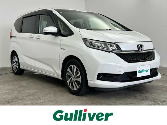 ホンダ フリード ハイブリット G ホンダセンシング 愛知県 2021(令3)年 4.6万km プラチナホワイトパール ホンダセンシング/・衝突軽減ブレーキ/・アクティブクルーズコントロール/・レーンキープアシスト/・ロードサインアシスト/・先行車発進お知らせ機能/純正ナビ/・フルセグTV/・CD/DVD/Bluetooth/ラジオ/主要装備/・両側パワースライドドア/・バックカメラ/・ETC/・ドライブレコーダー/・シートヒーター/・ハーフレザーシート/・ステアリングリモコン/・オートライト/・プッシュスタート