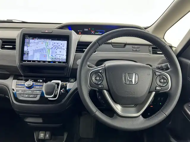 ホンダ フリード ハイブリット G ホンダセンシング 愛知県 2021(令3)年 4.6万km プラチナホワイトパール ホンダセンシング/・衝突軽減ブレーキ/・アクティブクルーズコントロール/・レーンキープアシスト/・ロードサインアシスト/・先行車発進お知らせ機能/純正ナビ/・フルセグTV/・CD/DVD/Bluetooth/ラジオ/主要装備/・両側パワースライドドア/・バックカメラ/・ETC/・ドライブレコーダー/・シートヒーター/・ハーフレザーシート/・ステアリングリモコン/・オートライト/・プッシュスタート