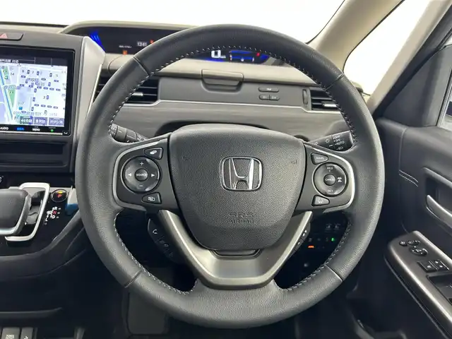 ホンダ フリード ハイブリット G ホンダセンシング 愛知県 2021(令3)年 4.6万km プラチナホワイトパール ホンダセンシング/・衝突軽減ブレーキ/・アクティブクルーズコントロール/・レーンキープアシスト/・ロードサインアシスト/・先行車発進お知らせ機能/純正ナビ/・フルセグTV/・CD/DVD/Bluetooth/ラジオ/主要装備/・両側パワースライドドア/・バックカメラ/・ETC/・ドライブレコーダー/・シートヒーター/・ハーフレザーシート/・ステアリングリモコン/・オートライト/・プッシュスタート