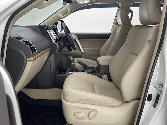 トヨタ ランドクルーザー プラド TX Lパッケージ 熊本県 2022(令4)年 3.2万km ホワイトパールクリスタルシャイン 禁煙車/パートタイム4WD/トヨタセーフティセンス/社外ナビTV/（ストラーダ/CN-HE01WD/CD/DVD/Bluetooth/フルセグTV)/純正LEDオートライト/純正LEDフォグ/純正19インチアルミ/純正フロアマット/ベージュ本革シート/サンルーフ/プリクラッシュセーフティ/アダプティブクルーズコントロール/レーンディパーチャーアラート/オートマチックハイビーム/クリアランスソナー/前席パワーシート/エアシート/デュアルオートエアコン/電動格納シート/本革巻ハンドル/ルーフレール/ETC/スマートキー/プッシュエンジンスタート/スペアキー/新車時保証書/取扱い説明書