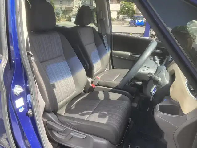 ホンダ フリード ハイブリット G ホンダセンシング 埼玉県 2017(平29)年 12.9万km コバルトブルーパール (株)IDOMが運営する【じしゃロン鳩ヶ谷店】の自社ローン専用車両になりますこちらは現金またはオートローンご利用時の価格です。自社ローンご希望の方は別途その旨お申付け下さい/純正メモリナビ(品番:VXM-175VFi)/フルセグTV/バックカメラ/アダプティブクルーズコントロール/衝突軽減ブレーキ/路外逸脱抑制機能/車線維持支援システム/ワイパーデアイサー/プッシュスタート/両側パワースライドドア/ビルトインETC/純正LEDヘッドライト/スマートキー/スペアキー1本/DVD再生機能付