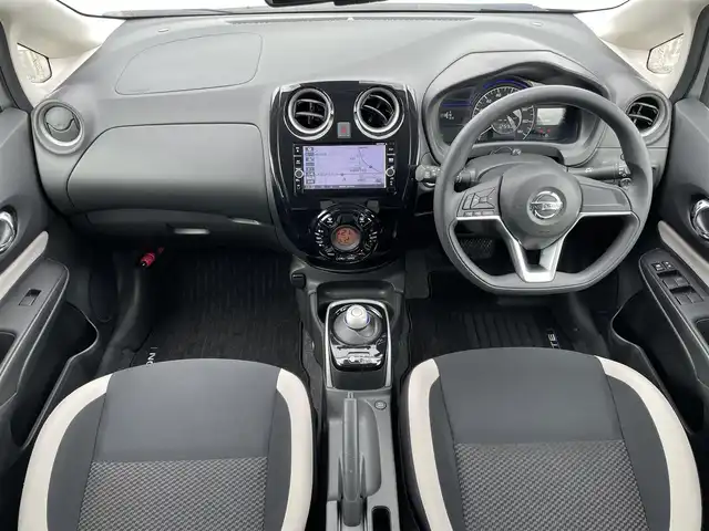 日産 ノート e－パワー X 福岡県 2018(平30)年 3万km ブリリアントシルバー 純正ナビ　/全周囲カメラ　/デジタルインナーミラー　/フルセグＴＶ　/衝突軽減ブレーキ　/車線逸脱防止　/ＣＤ／ＤＶＤ　/ヘッドライトレベライザー　/電格ミラー　/スマートキー／プッシュスタート /ドライブモードセレクト