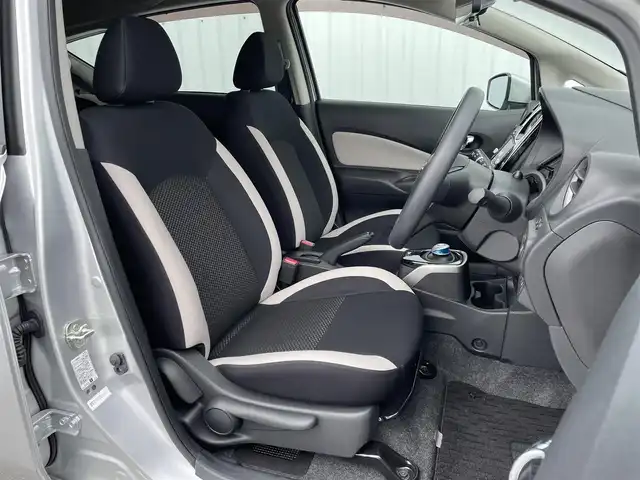 日産 ノート e－パワー X 福岡県 2018(平30)年 3万km ブリリアントシルバー 純正ナビ　/全周囲カメラ　/デジタルインナーミラー　/フルセグＴＶ　/衝突軽減ブレーキ　/車線逸脱防止　/ＣＤ／ＤＶＤ　/ヘッドライトレベライザー　/電格ミラー　/スマートキー／プッシュスタート /ドライブモードセレクト