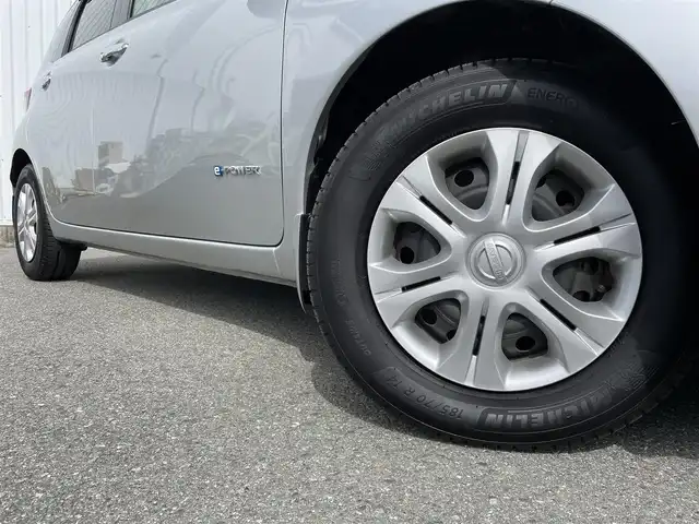 日産 ノート e－パワー X 福岡県 2018(平30)年 3万km ブリリアントシルバー 純正ナビ　/全周囲カメラ　/デジタルインナーミラー　/フルセグＴＶ　/衝突軽減ブレーキ　/車線逸脱防止　/ＣＤ／ＤＶＤ　/ヘッドライトレベライザー　/電格ミラー　/スマートキー／プッシュスタート /ドライブモードセレクト