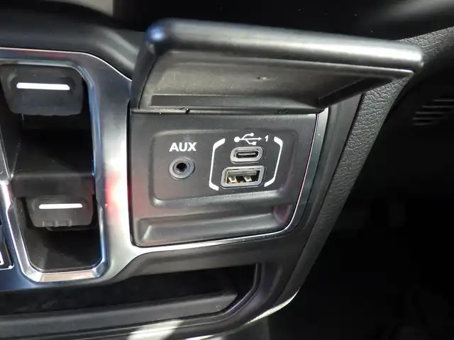 クライスラー・ジープ ジープ ラングラー アンリミテッド サハラ 千葉県 2023(令5)年 2.1万km ブライトホワイト ドライブアシスタンス/自動緊急ブレーキ/ブラインドスポット警告/パークセンス/ブラックレザーシート/前席シートヒーター/純正ナビ/地デジTV/【Bluetooth接続】/フロント/サイド/バックカメラ/革巻きステアリング/ステアリングヒーター/ETC（2.0）/LEDヘッドライト/フォグライト/ウインカーミラー/純正18インチアルミホイル/スマートキー