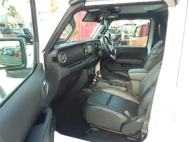 クライスラー・ジープ ジープ ラングラー アンリミテッド サハラ 千葉県 2023(令5)年 2.1万km ブライトホワイト ドライブアシスタンス/自動緊急ブレーキ/ブラインドスポット警告/パークセンス/ブラックレザーシート/前席シートヒーター/純正ナビ/地デジTV/【Bluetooth接続】/フロント/サイド/バックカメラ/革巻きステアリング/ステアリングヒーター/ETC（2.0）/LEDヘッドライト/フォグライト/ウインカーミラー/純正18インチアルミホイル/スマートキー