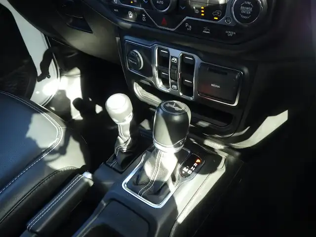 クライスラー・ジープ ジープ ラングラー アンリミテッド サハラ 千葉県 2023(令5)年 2.1万km ブライトホワイト ドライブアシスタンス/自動緊急ブレーキ/ブラインドスポット警告/パークセンス/ブラックレザーシート/前席シートヒーター/純正ナビ/地デジTV/【Bluetooth接続】/フロント/サイド/バックカメラ/革巻きステアリング/ステアリングヒーター/ETC（2.0）/LEDヘッドライト/フォグライト/ウインカーミラー/純正18インチアルミホイル/スマートキー