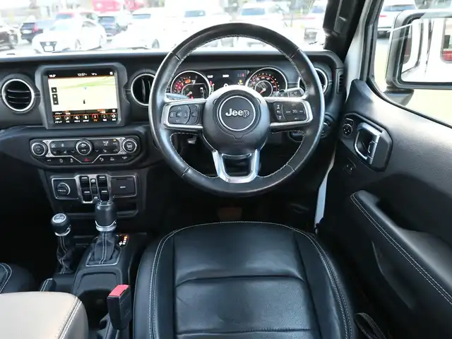 クライスラー・ジープ ジープ ラングラー アンリミテッド サハラ 千葉県 2023(令5)年 2.1万km ブライトホワイト ドライブアシスタンス/自動緊急ブレーキ/ブラインドスポット警告/パークセンス/ブラックレザーシート/前席シートヒーター/純正ナビ/地デジTV/【Bluetooth接続】/フロント/サイド/バックカメラ/革巻きステアリング/ステアリングヒーター/ETC（2.0）/LEDヘッドライト/フォグライト/ウインカーミラー/純正18インチアルミホイル/スマートキー