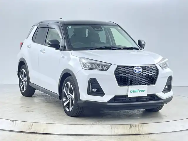 ダイハツ ロッキー プレミアム G HEV 愛知県 2022(令4)年 7.4万km ブラックマイカメタリック/シャイニングホワイトパール 純正９インチナビ/（CD/DVD/Bluetooth/フルセグTV/USB）/バックカメラ/スマートアシスト/・衝突軽減ブレーキ/・レーンキープアシスト/・オートマチックハイビーム/・レーダークルーズコントロール/・クリアランスソナー/・先行車発進お知らせ機能/前後ドライブレコーダー/ETC/ハーフレザーシート/シートヒーター/純正17インチアルミホイール/スマートキー/プッシュスタート/LEDヘッドライト/フロントフォグランプ/純正フロアマット/横滑り防止装置/電動格納ミラー
