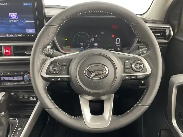 ダイハツ ロッキー プレミアム G HEV 愛知県 2022(令4)年 7.4万km ブラックマイカメタリック/シャイニングホワイトパール 純正９インチナビ/（CD/DVD/Bluetooth/フルセグTV/USB）/バックカメラ/スマートアシスト/・衝突軽減ブレーキ/・レーンキープアシスト/・オートマチックハイビーム/・レーダークルーズコントロール/・クリアランスソナー/・先行車発進お知らせ機能/前後ドライブレコーダー/ETC/ハーフレザーシート/シートヒーター/純正17インチアルミホイール/スマートキー/プッシュスタート/LEDヘッドライト/フロントフォグランプ/純正フロアマット/横滑り防止装置/電動格納ミラー