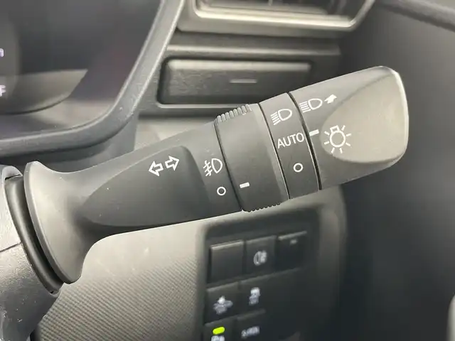 ダイハツ ロッキー プレミアム G HEV 愛知県 2022(令4)年 7.4万km ブラックマイカメタリック/シャイニングホワイトパール 純正９インチナビ/（CD/DVD/Bluetooth/フルセグTV/USB）/バックカメラ/スマートアシスト/・衝突軽減ブレーキ/・レーンキープアシスト/・オートマチックハイビーム/・レーダークルーズコントロール/・クリアランスソナー/・先行車発進お知らせ機能/前後ドライブレコーダー/ETC/ハーフレザーシート/シートヒーター/純正17インチアルミホイール/スマートキー/プッシュスタート/LEDヘッドライト/フロントフォグランプ/純正フロアマット/横滑り防止装置/電動格納ミラー