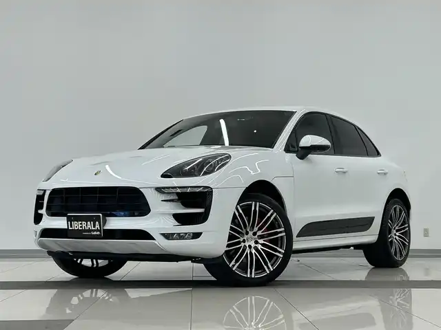 ポルシェ マカン ターボ 岡山県 2015(平27)年 4万km ピュアホワイト スポーツクロノＰＫＧ/ＰＡＳＭ/ＢＯＳＥサウンド/レザーシート（ボルドー）/シートヒーター/パワーシート/クルーズコントロール/スポーツモード/純正ナビ/リアカメラ/左サイドカメラ/オートライト/レインセンサー/ドラレコ２ｃｈ/レーダー/純正21インチアルミ/パワーテールゲート/パーキングアシスト/ヒルディセントコントロール/アイドリングストップ/パドルシフト