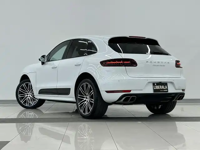 ポルシェ マカン ターボ 岡山県 2015(平27)年 4万km ピュアホワイト スポーツクロノＰＫＧ/ＰＡＳＭ/ＢＯＳＥサウンド/レザーシート（ボルドー）/シートヒーター/パワーシート/クルーズコントロール/スポーツモード/純正ナビ/リアカメラ/左サイドカメラ/オートライト/レインセンサー/ドラレコ２ｃｈ/レーダー/純正21インチアルミ/パワーテールゲート/パーキングアシスト/ヒルディセントコントロール/アイドリングストップ/パドルシフト