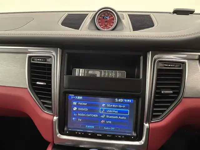 ポルシェ マカン ターボ 岡山県 2015(平27)年 4万km ピュアホワイト スポーツクロノＰＫＧ/ＰＡＳＭ/ＢＯＳＥサウンド/レザーシート（ボルドー）/シートヒーター/パワーシート/クルーズコントロール/スポーツモード/純正ナビ/リアカメラ/左サイドカメラ/オートライト/レインセンサー/ドラレコ２ｃｈ/レーダー/純正21インチアルミ/パワーテールゲート/パーキングアシスト/ヒルディセントコントロール/アイドリングストップ/パドルシフト