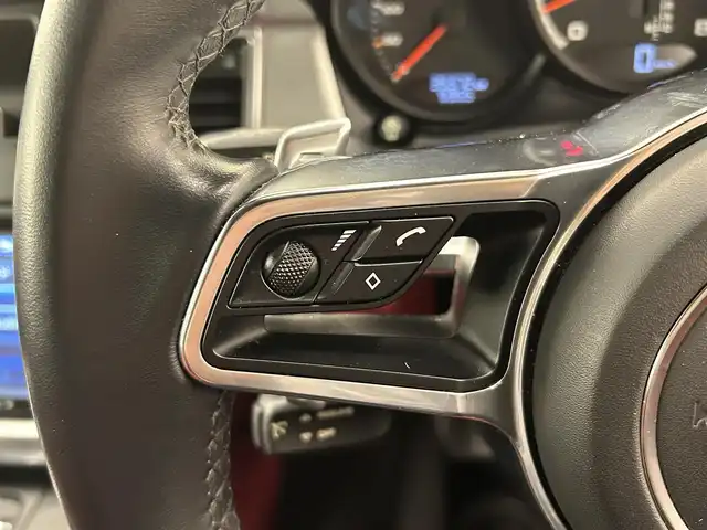 ポルシェ マカン ターボ 岡山県 2015(平27)年 4万km ピュアホワイト スポーツクロノＰＫＧ/ＰＡＳＭ/ＢＯＳＥサウンド/レザーシート（ボルドー）/シートヒーター/パワーシート/クルーズコントロール/スポーツモード/純正ナビ/リアカメラ/左サイドカメラ/オートライト/レインセンサー/ドラレコ２ｃｈ/レーダー/純正21インチアルミ/パワーテールゲート/パーキングアシスト/ヒルディセントコントロール/アイドリングストップ/パドルシフト