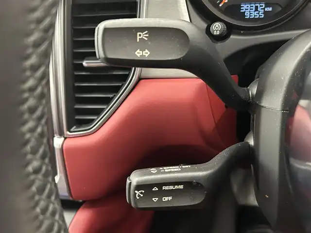 ポルシェ マカン ターボ 岡山県 2015(平27)年 4万km ピュアホワイト スポーツクロノＰＫＧ/ＰＡＳＭ/ＢＯＳＥサウンド/レザーシート（ボルドー）/シートヒーター/パワーシート/クルーズコントロール/スポーツモード/純正ナビ/リアカメラ/左サイドカメラ/オートライト/レインセンサー/ドラレコ２ｃｈ/レーダー/純正21インチアルミ/パワーテールゲート/パーキングアシスト/ヒルディセントコントロール/アイドリングストップ/パドルシフト