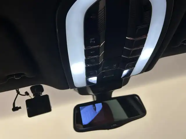 ポルシェ マカン ターボ 岡山県 2015(平27)年 4万km ピュアホワイト スポーツクロノＰＫＧ/ＰＡＳＭ/ＢＯＳＥサウンド/レザーシート（ボルドー）/シートヒーター/パワーシート/クルーズコントロール/スポーツモード/純正ナビ/リアカメラ/左サイドカメラ/オートライト/レインセンサー/ドラレコ２ｃｈ/レーダー/純正21インチアルミ/パワーテールゲート/パーキングアシスト/ヒルディセントコントロール/アイドリングストップ/パドルシフト