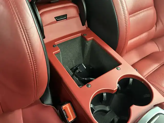 ポルシェ マカン ターボ 岡山県 2015(平27)年 4万km ピュアホワイト スポーツクロノＰＫＧ/ＰＡＳＭ/ＢＯＳＥサウンド/レザーシート（ボルドー）/シートヒーター/パワーシート/クルーズコントロール/スポーツモード/純正ナビ/リアカメラ/左サイドカメラ/オートライト/レインセンサー/ドラレコ２ｃｈ/レーダー/純正21インチアルミ/パワーテールゲート/パーキングアシスト/ヒルディセントコントロール/アイドリングストップ/パドルシフト