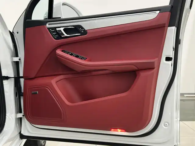 ポルシェ マカン ターボ 岡山県 2015(平27)年 4万km ピュアホワイト スポーツクロノＰＫＧ/ＰＡＳＭ/ＢＯＳＥサウンド/レザーシート（ボルドー）/シートヒーター/パワーシート/クルーズコントロール/スポーツモード/純正ナビ/リアカメラ/左サイドカメラ/オートライト/レインセンサー/ドラレコ２ｃｈ/レーダー/純正21インチアルミ/パワーテールゲート/パーキングアシスト/ヒルディセントコントロール/アイドリングストップ/パドルシフト