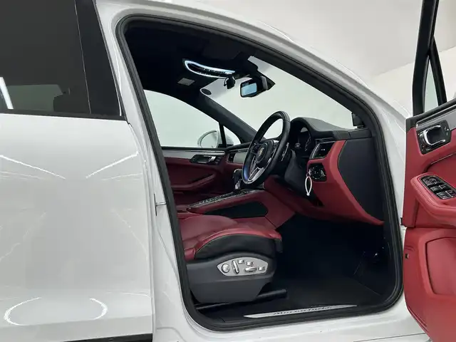 ポルシェ マカン ターボ 岡山県 2015(平27)年 4万km ピュアホワイト スポーツクロノＰＫＧ/ＰＡＳＭ/ＢＯＳＥサウンド/レザーシート（ボルドー）/シートヒーター/パワーシート/クルーズコントロール/スポーツモード/純正ナビ/リアカメラ/左サイドカメラ/オートライト/レインセンサー/ドラレコ２ｃｈ/レーダー/純正21インチアルミ/パワーテールゲート/パーキングアシスト/ヒルディセントコントロール/アイドリングストップ/パドルシフト