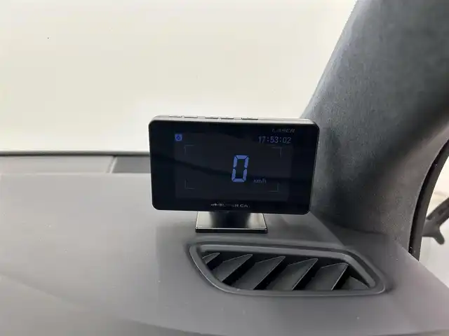 ポルシェ マカン ターボ 岡山県 2015(平27)年 4万km ピュアホワイト スポーツクロノＰＫＧ/ＰＡＳＭ/ＢＯＳＥサウンド/レザーシート（ボルドー）/シートヒーター/パワーシート/クルーズコントロール/スポーツモード/純正ナビ/リアカメラ/左サイドカメラ/オートライト/レインセンサー/ドラレコ２ｃｈ/レーダー/純正21インチアルミ/パワーテールゲート/パーキングアシスト/ヒルディセントコントロール/アイドリングストップ/パドルシフト