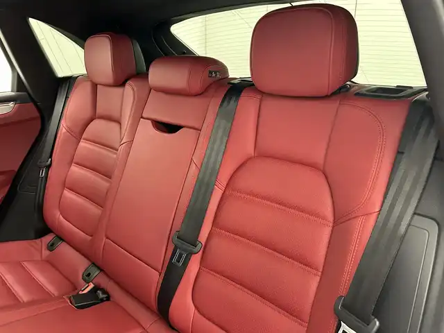 ポルシェ マカン ターボ 岡山県 2015(平27)年 4万km ピュアホワイト スポーツクロノＰＫＧ/ＰＡＳＭ/ＢＯＳＥサウンド/レザーシート（ボルドー）/シートヒーター/パワーシート/クルーズコントロール/スポーツモード/純正ナビ/リアカメラ/左サイドカメラ/オートライト/レインセンサー/ドラレコ２ｃｈ/レーダー/純正21インチアルミ/パワーテールゲート/パーキングアシスト/ヒルディセントコントロール/アイドリングストップ/パドルシフト