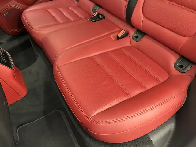 ポルシェ マカン ターボ 岡山県 2015(平27)年 4万km ピュアホワイト スポーツクロノＰＫＧ/ＰＡＳＭ/ＢＯＳＥサウンド/レザーシート（ボルドー）/シートヒーター/パワーシート/クルーズコントロール/スポーツモード/純正ナビ/リアカメラ/左サイドカメラ/オートライト/レインセンサー/ドラレコ２ｃｈ/レーダー/純正21インチアルミ/パワーテールゲート/パーキングアシスト/ヒルディセントコントロール/アイドリングストップ/パドルシフト