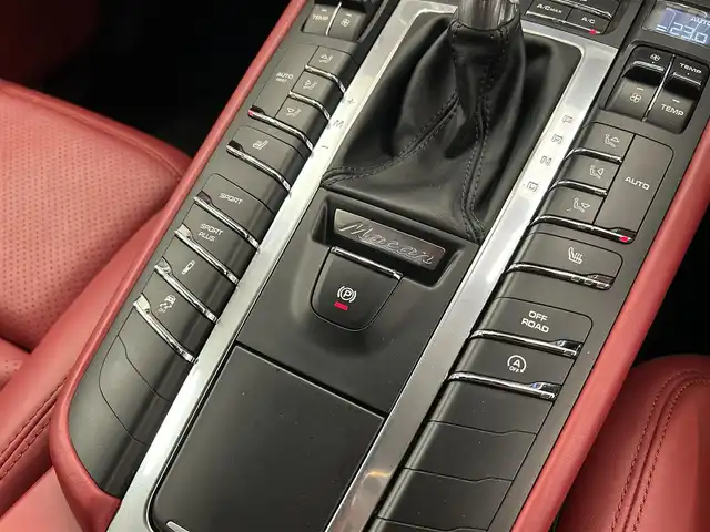 ポルシェ マカン ターボ 岡山県 2015(平27)年 4万km ピュアホワイト スポーツクロノＰＫＧ/ＰＡＳＭ/ＢＯＳＥサウンド/レザーシート（ボルドー）/シートヒーター/パワーシート/クルーズコントロール/スポーツモード/純正ナビ/リアカメラ/左サイドカメラ/オートライト/レインセンサー/ドラレコ２ｃｈ/レーダー/純正21インチアルミ/パワーテールゲート/パーキングアシスト/ヒルディセントコントロール/アイドリングストップ/パドルシフト