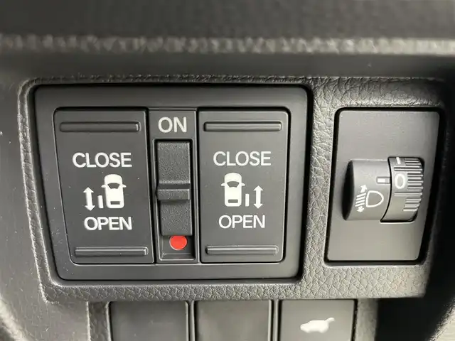 ホンダ ステップワゴン スパーダ eHEV 富山県 2025(令7)年 0.1千km クリスタルブラックパール 純正11.4型ナビ（AM/FM/DVD/BT/USB/フルセグ）/バックカメラ/純正15.6型後席モニター/両側パワースライドドア/パワーバックドア/ハーフレザーシート/D/N席シートヒーター/ブラインドスポットモニター/衝突被害軽減システム/レーダークルーズコントロール/レーンキープアシスト/コーナーセンサー/アイドリングストップ/純正アルミホイール/オートLEDライト/フォグライト/革巻きステアリング/ステアリングスイッチ/パドルシフト/スマートキー/スペアキー