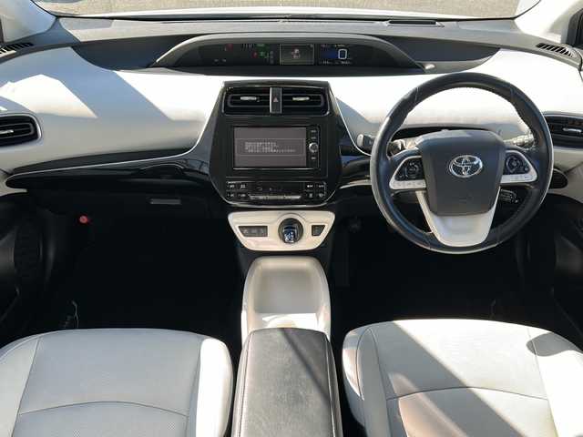 トヨタ プリウス A プレミアム　ツーリングセレ 岐阜県 2018(平30)年 3.9万km ホワイトパールクリスタルシャイン 登録時走行距離38462km/純正ナビ（NSZT-W66T）/フルセグテレビ/バックカメラ/Blue tooth・CD・DVD/トヨタセーフティセンス/ブラインドスポットモニター/ＬＥＤヘッドライト/オートマチックハイビーム/オートライト/フロントフォグランプ/レーダークルーズコントロール/レーンキープアシスト/ドライブレコーダー前方/コーナーセンサー前後/横滑り防止装置/盗難防止装置/レザーシート/パワーシート運転席/プッシュスタート/スマートキー