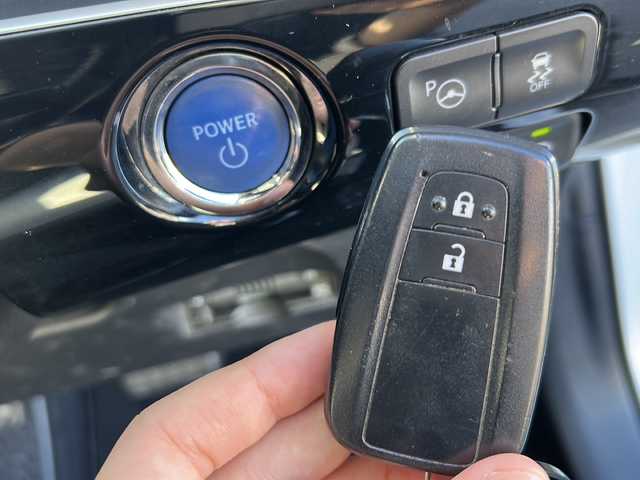 トヨタ プリウス A プレミアム　ツーリングセレ 岐阜県 2018(平30)年 3.9万km ホワイトパールクリスタルシャイン 登録時走行距離38462km/純正ナビ（NSZT-W66T）/フルセグテレビ/バックカメラ/Blue tooth・CD・DVD/トヨタセーフティセンス/ブラインドスポットモニター/ＬＥＤヘッドライト/オートマチックハイビーム/オートライト/フロントフォグランプ/レーダークルーズコントロール/レーンキープアシスト/ドライブレコーダー前方/コーナーセンサー前後/横滑り防止装置/盗難防止装置/レザーシート/パワーシート運転席/プッシュスタート/スマートキー