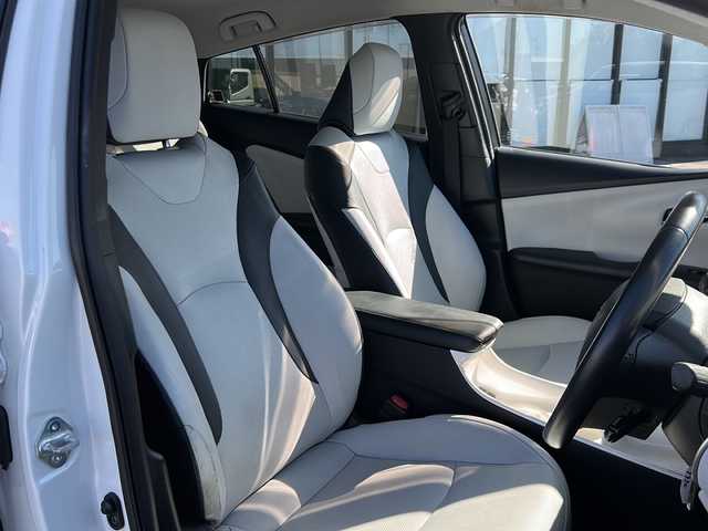 トヨタ プリウス A プレミアム　ツーリングセレ 岐阜県 2018(平30)年 3.9万km ホワイトパールクリスタルシャイン 登録時走行距離38462km/純正ナビ（NSZT-W66T）/フルセグテレビ/バックカメラ/Blue tooth・CD・DVD/トヨタセーフティセンス/ブラインドスポットモニター/ＬＥＤヘッドライト/オートマチックハイビーム/オートライト/フロントフォグランプ/レーダークルーズコントロール/レーンキープアシスト/ドライブレコーダー前方/コーナーセンサー前後/横滑り防止装置/盗難防止装置/レザーシート/パワーシート運転席/プッシュスタート/スマートキー