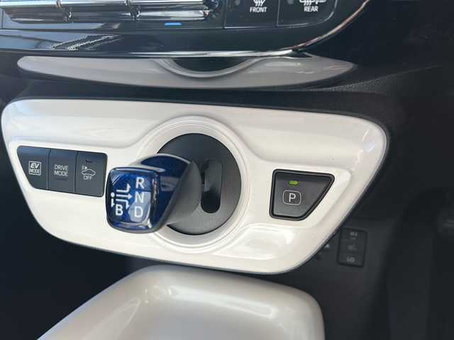 トヨタ プリウス A プレミアム　ツーリングセレ 岐阜県 2018(平30)年 3.9万km ホワイトパールクリスタルシャイン 登録時走行距離38462km/純正ナビ（NSZT-W66T）/フルセグテレビ/バックカメラ/Blue tooth・CD・DVD/トヨタセーフティセンス/ブラインドスポットモニター/ＬＥＤヘッドライト/オートマチックハイビーム/オートライト/フロントフォグランプ/レーダークルーズコントロール/レーンキープアシスト/ドライブレコーダー前方/コーナーセンサー前後/横滑り防止装置/盗難防止装置/レザーシート/パワーシート運転席/プッシュスタート/スマートキー