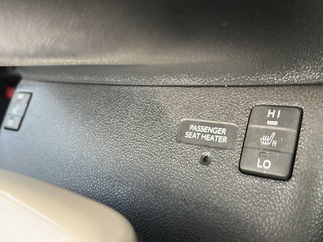 トヨタ プリウス A プレミアム　ツーリングセレ 岐阜県 2018(平30)年 3.9万km ホワイトパールクリスタルシャイン 登録時走行距離38462km/純正ナビ（NSZT-W66T）/フルセグテレビ/バックカメラ/Blue tooth・CD・DVD/トヨタセーフティセンス/ブラインドスポットモニター/ＬＥＤヘッドライト/オートマチックハイビーム/オートライト/フロントフォグランプ/レーダークルーズコントロール/レーンキープアシスト/ドライブレコーダー前方/コーナーセンサー前後/横滑り防止装置/盗難防止装置/レザーシート/パワーシート運転席/プッシュスタート/スマートキー