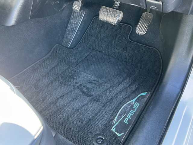 トヨタ プリウス A プレミアム　ツーリングセレ 岐阜県 2018(平30)年 3.9万km ホワイトパールクリスタルシャイン 登録時走行距離38462km/純正ナビ（NSZT-W66T）/フルセグテレビ/バックカメラ/Blue tooth・CD・DVD/トヨタセーフティセンス/ブラインドスポットモニター/ＬＥＤヘッドライト/オートマチックハイビーム/オートライト/フロントフォグランプ/レーダークルーズコントロール/レーンキープアシスト/ドライブレコーダー前方/コーナーセンサー前後/横滑り防止装置/盗難防止装置/レザーシート/パワーシート運転席/プッシュスタート/スマートキー