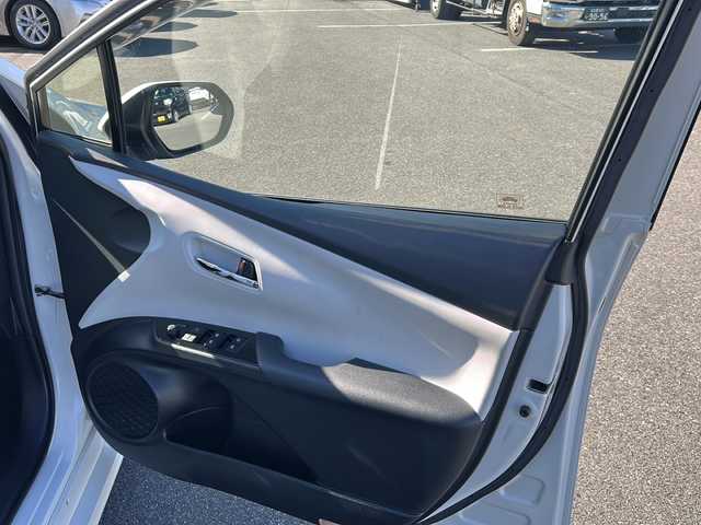 トヨタ プリウス A プレミアム　ツーリングセレ 岐阜県 2018(平30)年 3.9万km ホワイトパールクリスタルシャイン 登録時走行距離38462km/純正ナビ（NSZT-W66T）/フルセグテレビ/バックカメラ/Blue tooth・CD・DVD/トヨタセーフティセンス/ブラインドスポットモニター/ＬＥＤヘッドライト/オートマチックハイビーム/オートライト/フロントフォグランプ/レーダークルーズコントロール/レーンキープアシスト/ドライブレコーダー前方/コーナーセンサー前後/横滑り防止装置/盗難防止装置/レザーシート/パワーシート運転席/プッシュスタート/スマートキー