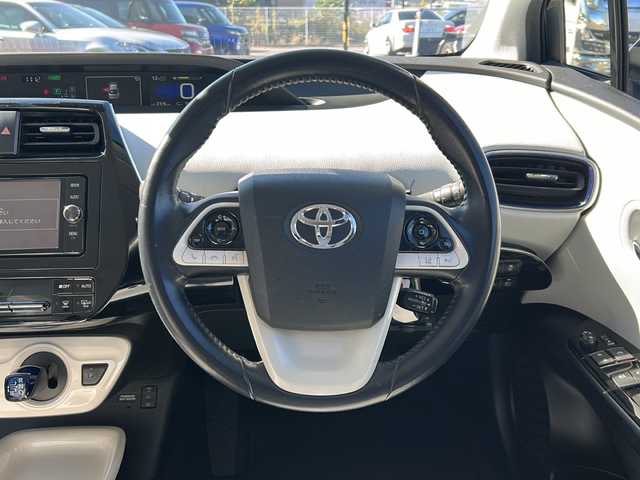 トヨタ プリウス A プレミアム　ツーリングセレ 岐阜県 2018(平30)年 3.9万km ホワイトパールクリスタルシャイン 登録時走行距離38462km/純正ナビ（NSZT-W66T）/フルセグテレビ/バックカメラ/Blue tooth・CD・DVD/トヨタセーフティセンス/ブラインドスポットモニター/ＬＥＤヘッドライト/オートマチックハイビーム/オートライト/フロントフォグランプ/レーダークルーズコントロール/レーンキープアシスト/ドライブレコーダー前方/コーナーセンサー前後/横滑り防止装置/盗難防止装置/レザーシート/パワーシート運転席/プッシュスタート/スマートキー